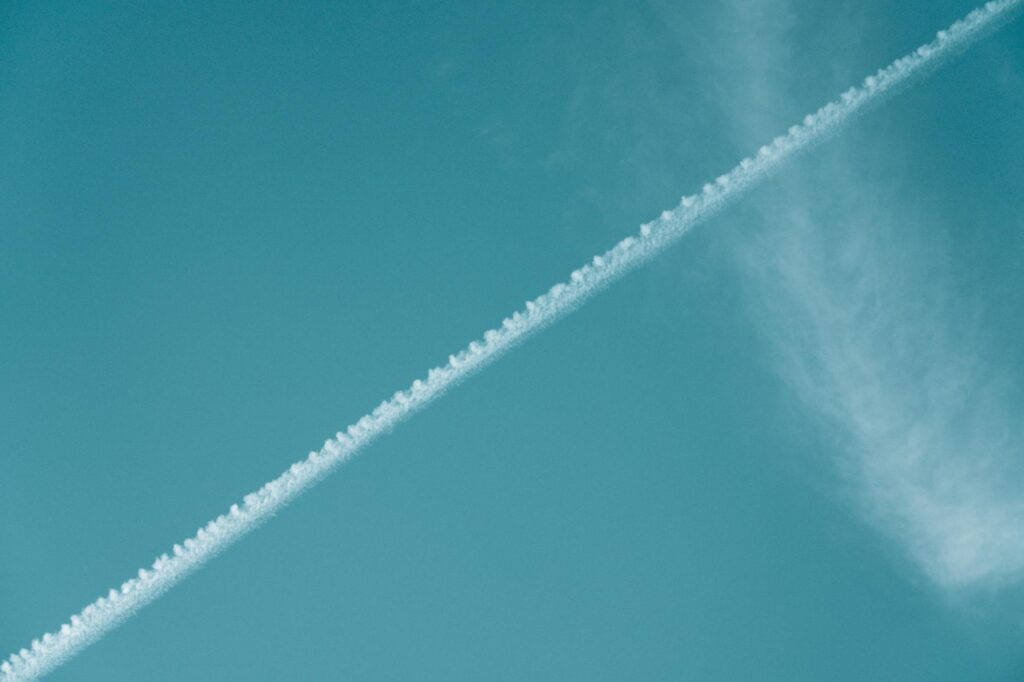 A diagram showing the differences in ball flight paths at sea level vs high altitude, illustrating how to improve golf game high altitude.