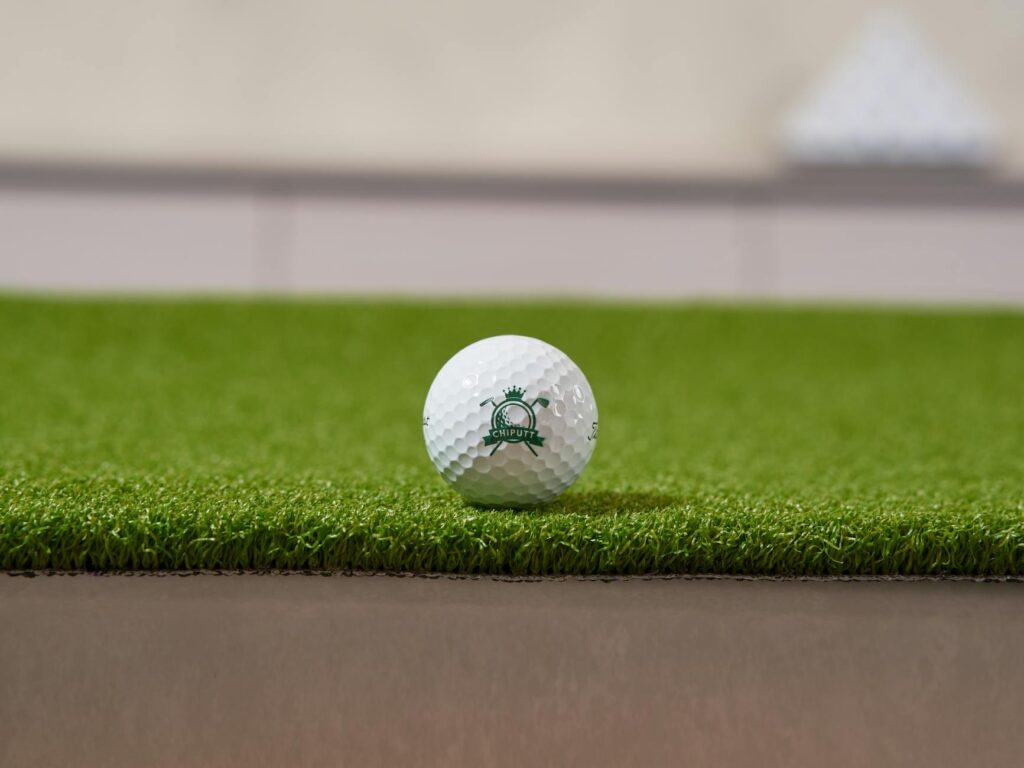 Close-up of a golf ball on a putting green at elevation. — putting technique high altitude