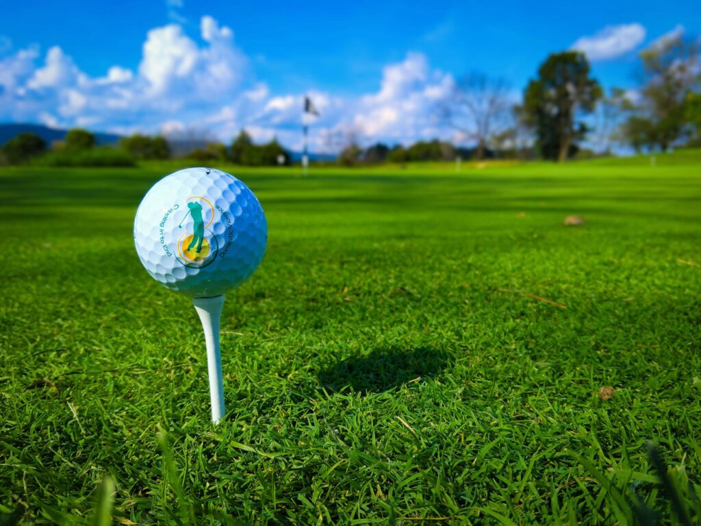Close-up of a golf ball on a tee at a mountainous location. — golfers high altitude experiences