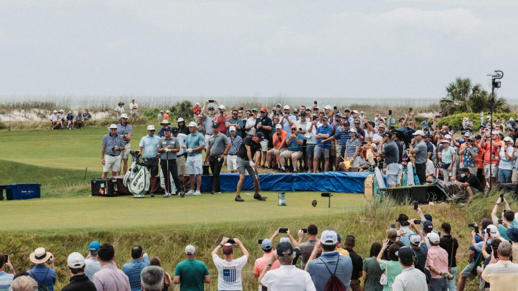 Excited spectators watching a golfer at a Dungeness golf event — Dungeness golf tournaments