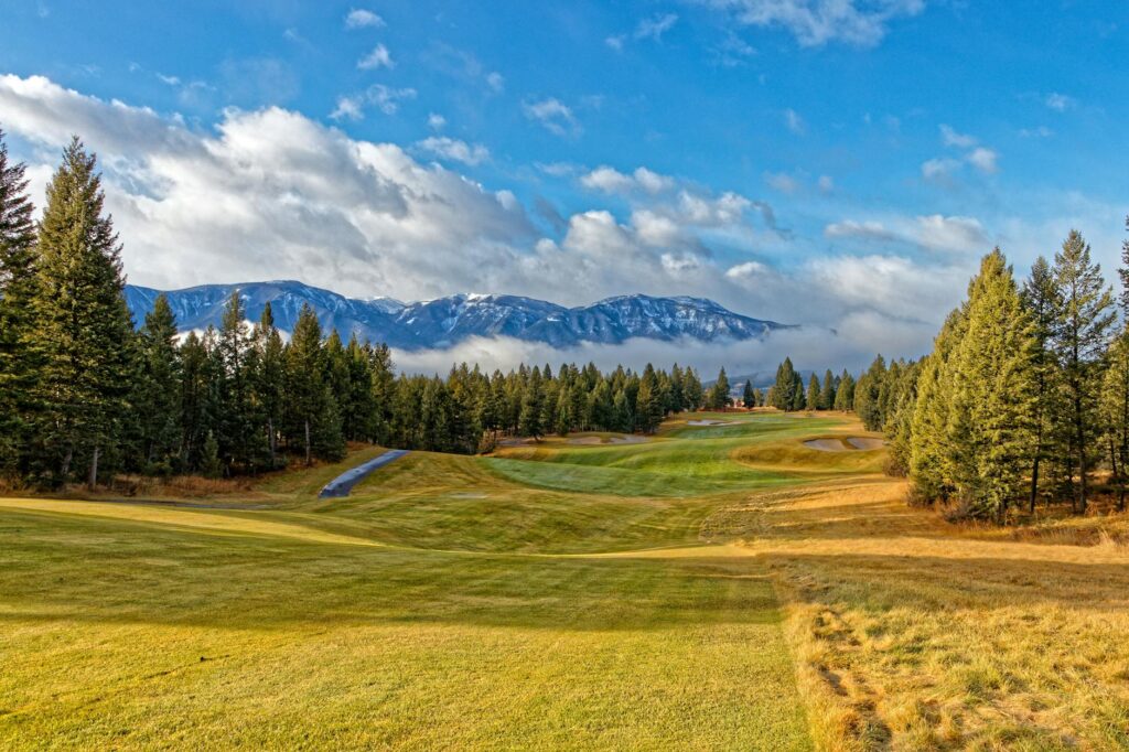 A panoramic view of a Dungeness golf course with mountains in the background. — Dungeness golf courses