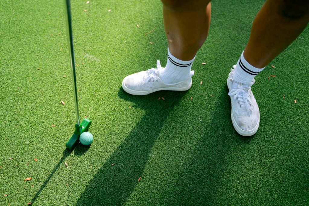 An illustration of a putting stance showing alignment. — perfect putting guide