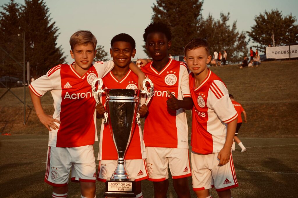 Players celebrating after a successful round in a Dungeness tournament. — Dungeness golf tournaments 2026