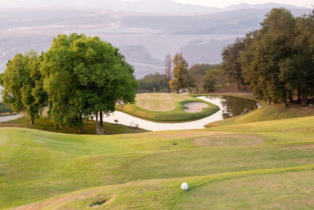 Scenic view of a golf course during a major tournament — golf courses for tournaments