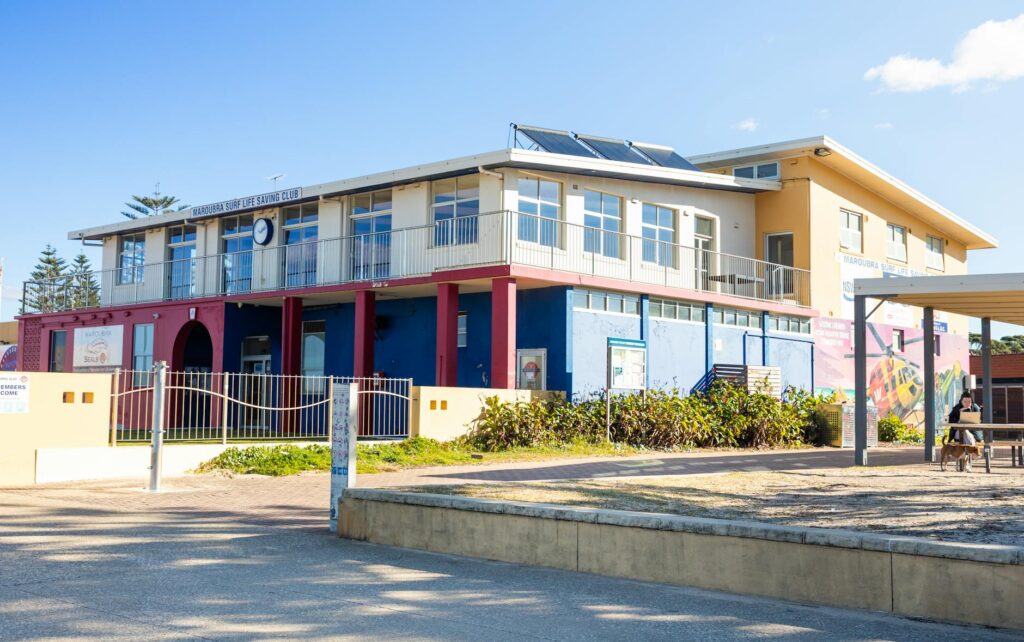 The clubhouse at Dungeness, featuring dining options and social areas. — Dungeness Golf for beginners
