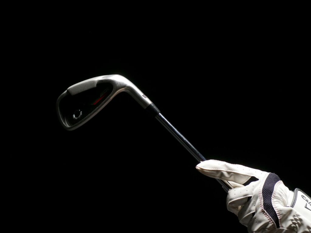 Visual comparison of a slice versus a straight shot that illustrates how the right equipment can help fix golf slice
