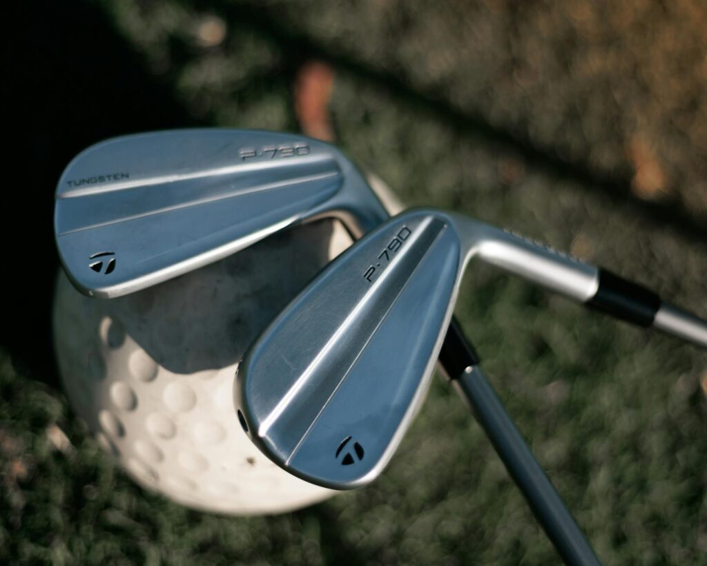A side-by-side comparison of blade and mallet putters, illustrating their differences in design. — best golf putters