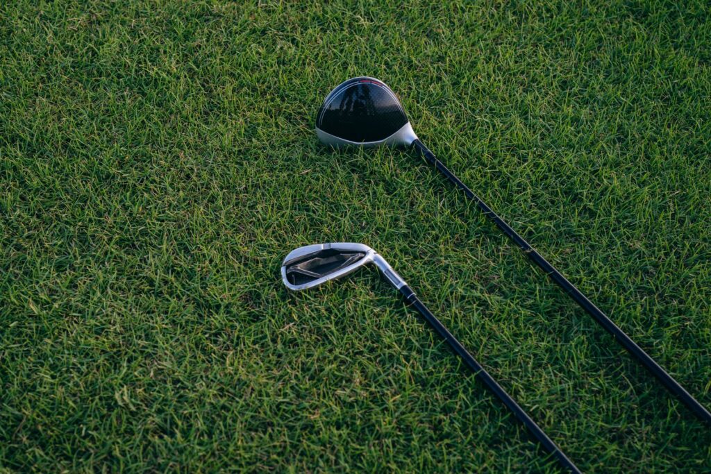 An infographic highlighting the key features of top golf rangefinders, including their compatibility with GPS golf tools f…