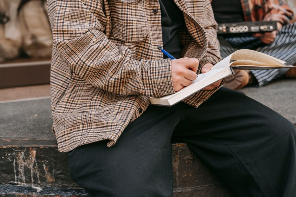 A golfer writing down goals in a journal before a round — golf confidence tips