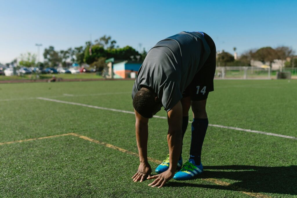 A golfer stretching before a game to enhance flexibility — golf recovery tips