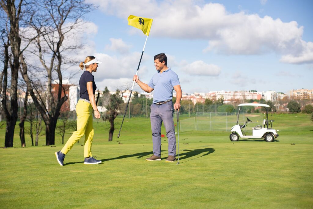 A group of golfers discussing techniques and supporting each other. — golf routine tips