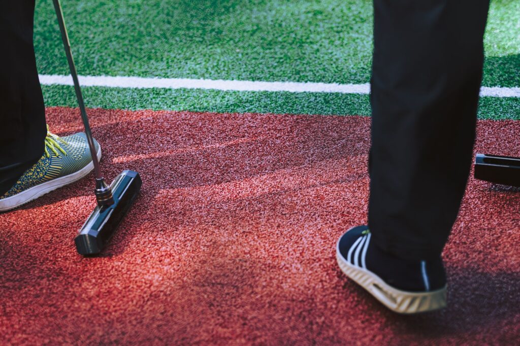 A group of players discussing strategies for competition golf. — golf pressure tips