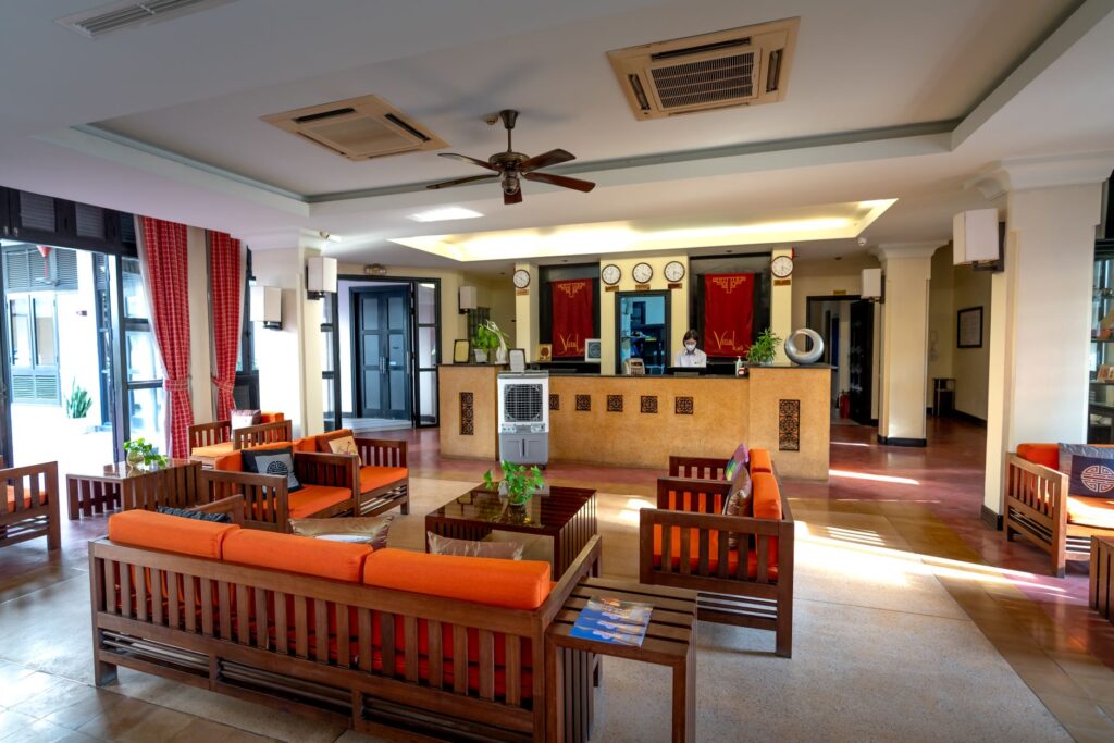 A cozy golf resort lobby perfect for travelers. — Dungeness golf travel guide