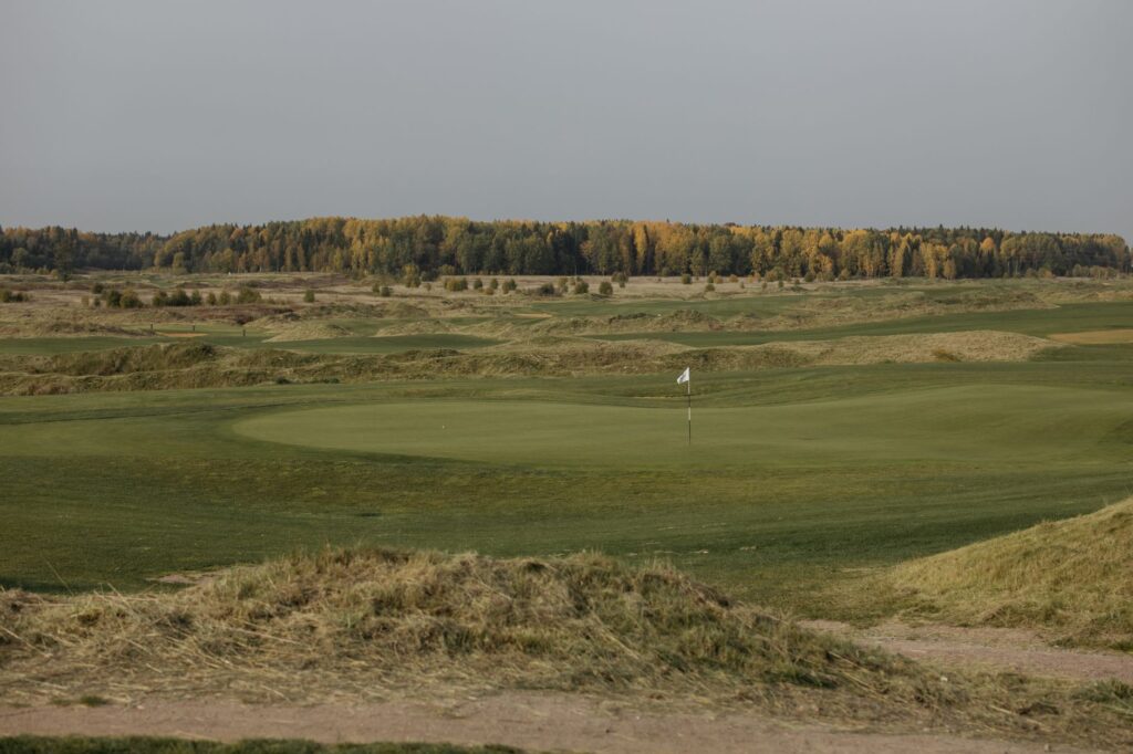 An overview of a Dungeness golf course with autumn foliage surrounding the fairways. — best time to play golf Dungeness