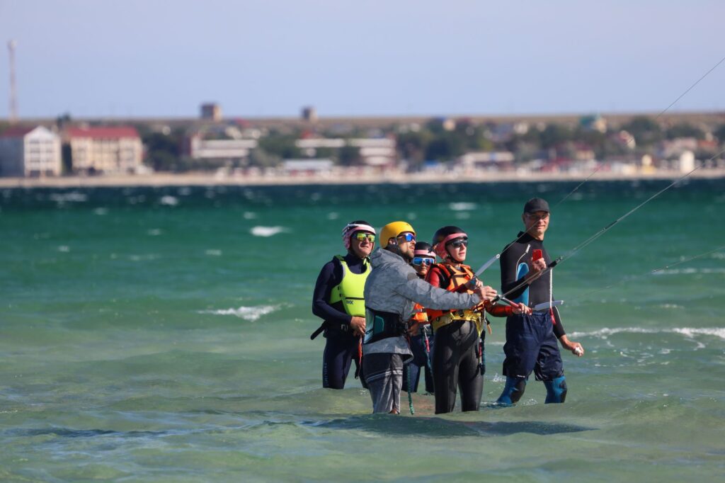 Group of beginners taking a lesson with an instructor at a Dungeness course. — Dungeness golf courses for beginners